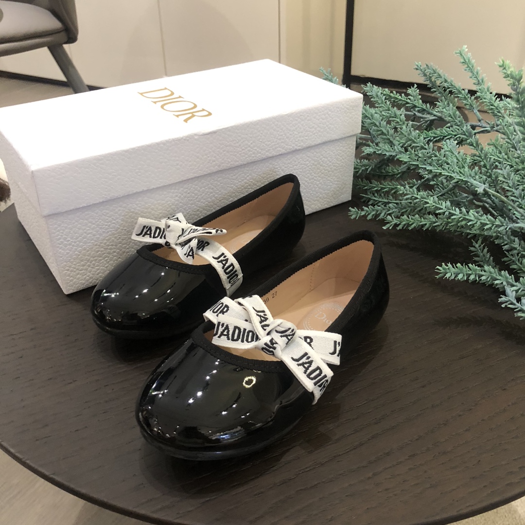 Children's shoes child